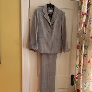 Evan Picone ladies’ pantsuit size 6